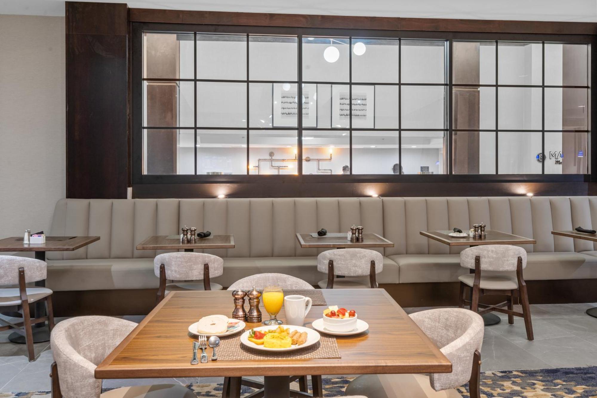 Doubletree By Hilton South Charlotte Tyvola Hotell Exteriör bild